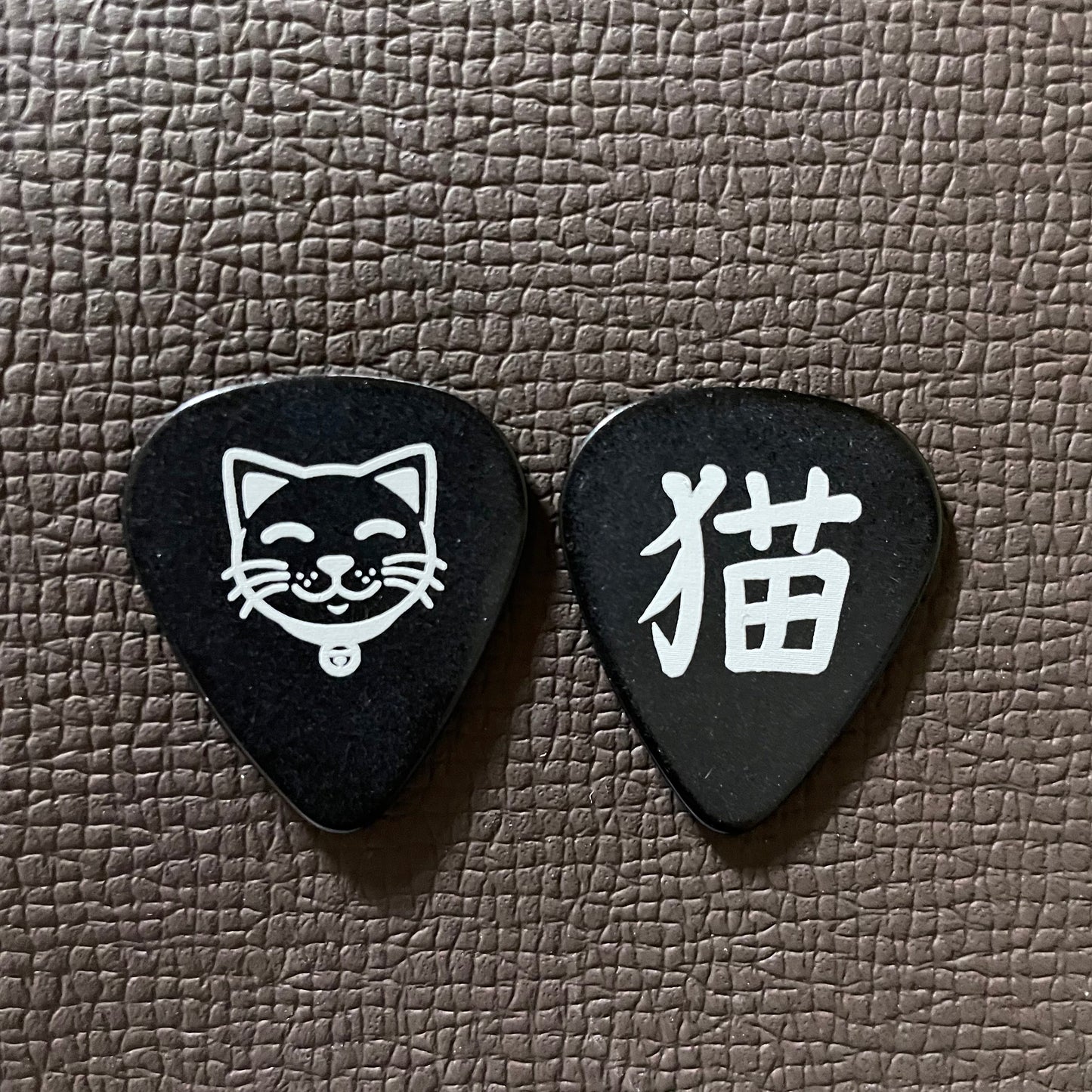 Japanese cat guitar pick - Pinlord.com
