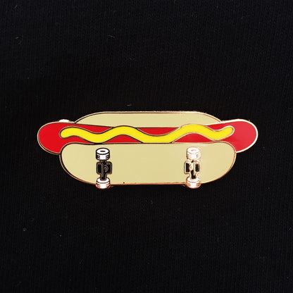 Skate Dog Emaille Pin mit @efdot